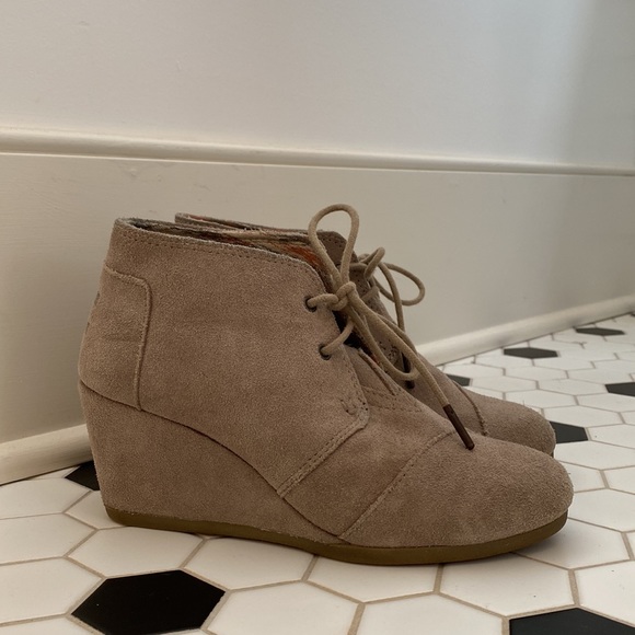 TOMS | TAN SUEDE BOOTIE - Picture 2 of 3